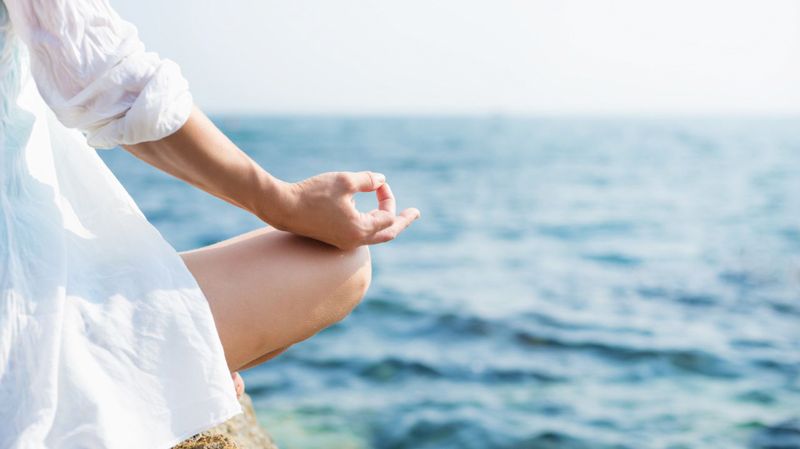 Yoga vor dem Meer