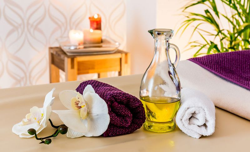 ayurvedische-oelmassage-abhyanga Ayurveda Ölmassage Abhyanga - Ölfläsche auf einer Massageliege
