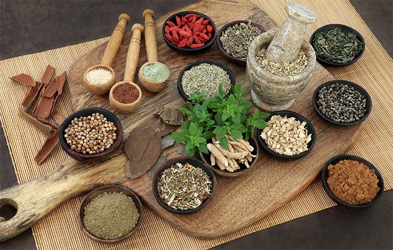 ayurveda_essen verschiedene Ayurveda Gewürze auf einem großen Holztablett