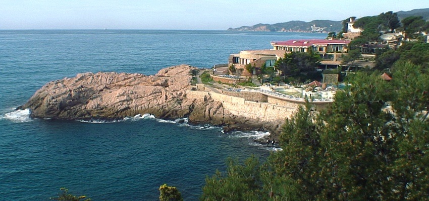 Blick von oben auf das Resort Port Salvi - der rettende Hafen