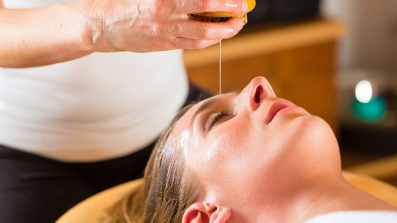 Ayurveda Stirnguss hilft bei Stress