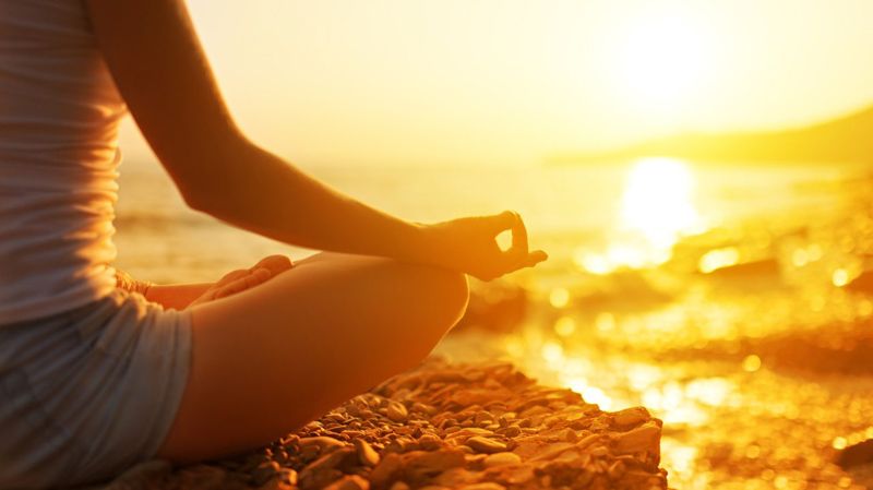 Ayurveda und Stress - Entspanntes Yoga vor einem wundervollen Sonnenuntergang