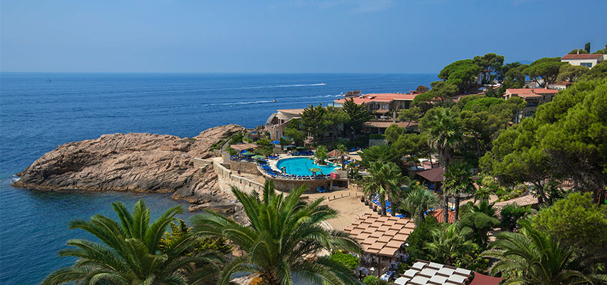 Blick von oben auf das Resort Port Salvi - der rettende Hafen